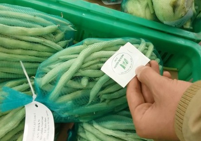 Những mớ rau quả cung cấp bởi cơ sở Nguyễn Thị Tưởng được gắn mác rau an toàn và bày bán tại siêu thị Metro (Hà Nội)