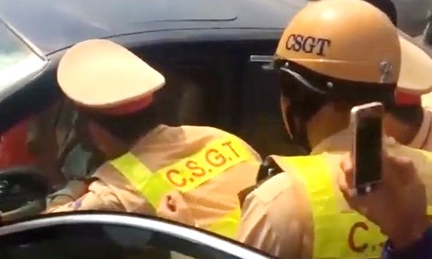 Tài xế ngồi trong chiếc BMW dừng giữa phố có biểu hiện ngất lịm được CSGT giải cứu đưa ra ngoài