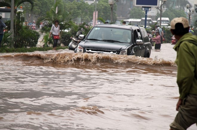 Mưa lớn gây ngập lụt tại Hà Nội hôm 25/5. Ảnh: Tùng Lâm
