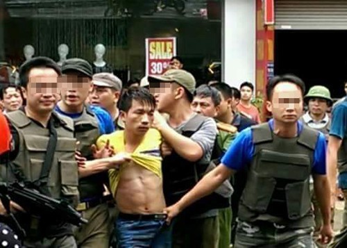 Hàng chục cảnh sát trang bị súng vây ráp, khống chế kẻ bắn thiếu tá công an phường. Ảnh: Hân Nguyễn