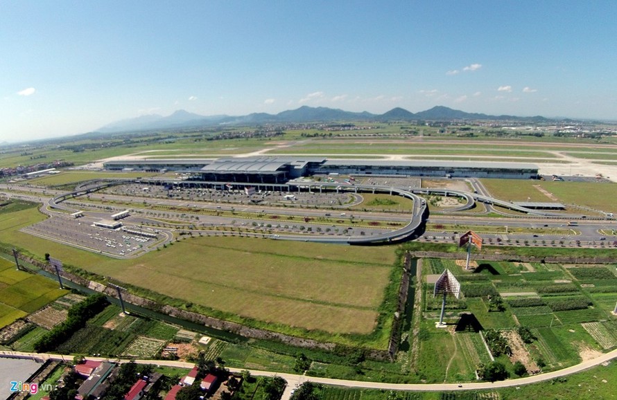 Theo quy hoạch phát triển vận tải hàng không, sân bay Nội Bài (Sóc Sơn, Hà Nội) sẽ được mở rộng về phía bên kia đường Võ Nguyên Giáp với quy mô tương đương với sân bay Nội Bài hiện tại. Trong ảnh là khu vực nhà ga quốc tế T2, khánh thành tháng 1/2015