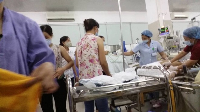 Các bác sĩ Bệnh viện Bạch Mai cứu chữa cho bệnh nhân Ánh. Ảnh: HQ