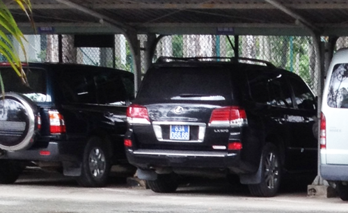 Một trong 4 xe Lexus 570 đậu trong nhà xe Tỉnh ủy Sóc Trăng. Ảnh: A.X