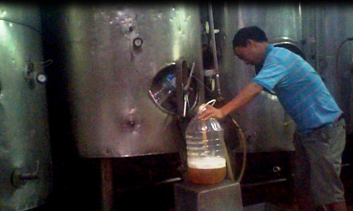 Người đàn ông đang rót bia khẳng định bia của xưởng vẫn nhập vào các quán bia hơi Hà Nội với số lượng lớn 