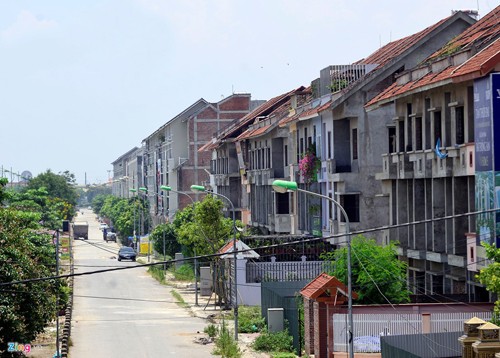 Nằm trên tuyến đường quan trọng kết nối với Đại lộ Thăng Long, khu đô thị Geleximco trên đường Lê Trọng Tấn kéo dài (xã An Khánh, Hoài Đức, Hà Nội) từng sôi động khi những dự án nhà cao tầng và biệt thự liền kề mọc lên như nấm. 