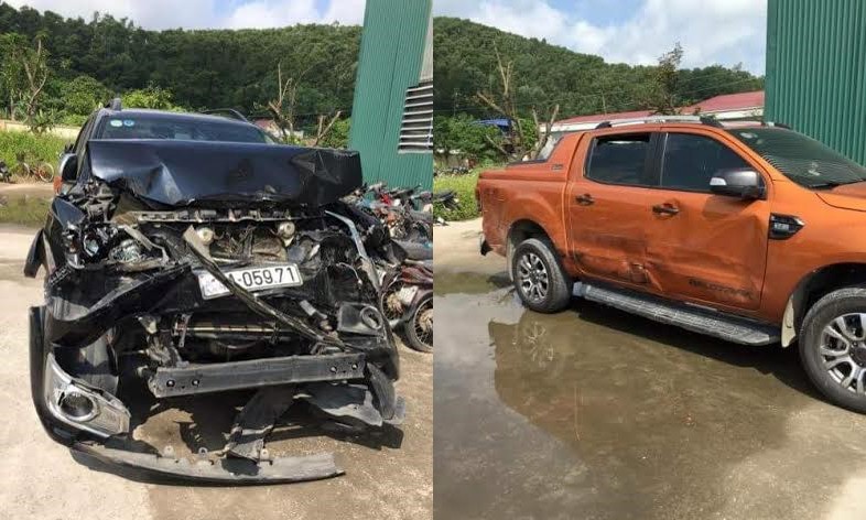 Xe ô tô Toyota Fortuner bị hư hỏng nặng sau những cú va chạm và chiếc ô tô Ford Ranger màu cam do Mạnh điều khiển