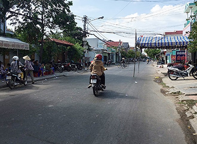 Lề đường đối diện đám tang nơi nhóm thanh niên tổ chức nhậu, dẫn đến án mạng. Ảnh: Pháp Luật TP Hồ Chí Minh