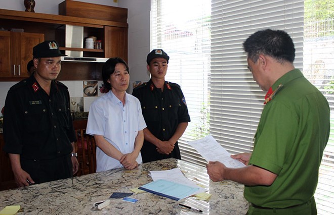 Cảnh sát đọc lệnh bắt đối với Phạm Văn Thái. Ảnh: Zing