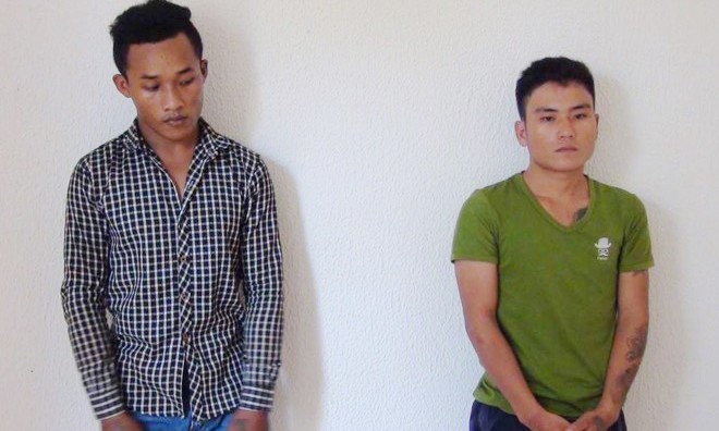 Hòa và Thái (từ trái qua) gây ra vụ cướp dây chuyền của người phụ nữ bán xôi. Ảnh: Hồ Giang