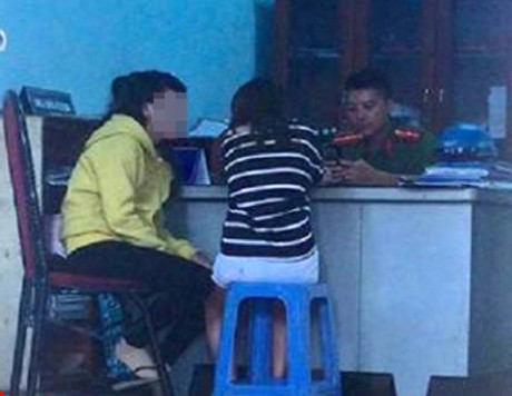 Hai cô gái được giải cứu khỏi quán cà phê đang khai báo tại cơ quan công an
