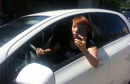 Nữ tài xế cố thủ trong xe, hạ kính ngó ra ngoài để khuyên cảnh sát giao thông
