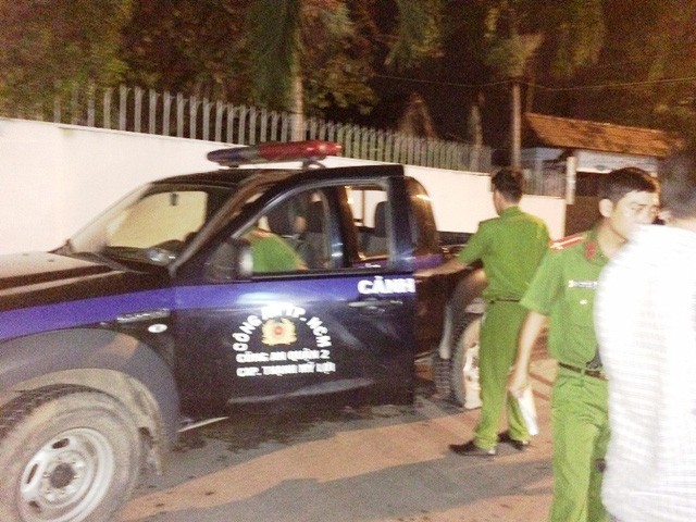 Phòng kỹ thuật hình sự - Công an tỉnh Quảng Bình đang tiến hành giám định số khung, số máy, đời xe đối với chiếc xe sang Bentley nhập lậu vừa bị bắt giữ