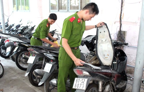 Cảnh sát kiểm tra các xe máy trong đường dây trộm cắp. Ảnh: Nguyệt Triều