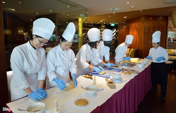 Sáng 20/7, các nhân viên bếp tại khách sạn Sofitel Plaza (Hà Nội) tiến hành làm bánh trung thu 2016. Ngoài ra, nơi đây còn có chương trình hướng dẫn khách hàng nhào nặn bột, làm nhân bánh