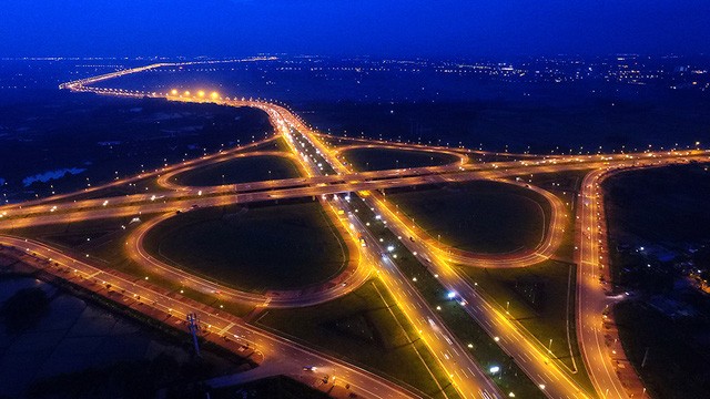 Trong mạng lưới giao thông hiện đại bao quanh trung tâm Hà Nội mới hình thành trong những năm gần đây, cầu vượt Vĩnh Ngọc (Đông Anh) là giao lộ bề thế mới nhất. Đây là điểm giao cắt giữa Quốc lộ 5 và trục đường Võ Nguyên Giáp - Võ Chí Công nối từ sân bay 