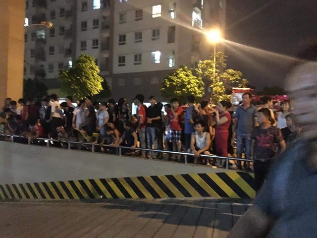 Rất đông người dân tập trung dưới chân tòa nhà theo dõi cuộc giải cứu