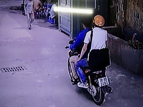 Hai tên trộm thản nhiên đi xe máy vào khu tập thể Bộ công an để trộm tài sản - Ảnh chụp từ clip 