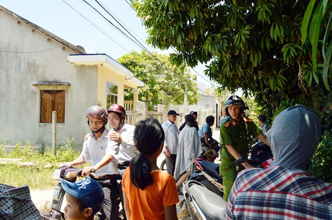 Người dân tập trung trước nhà vợ chồng chị Trịnh Thị Thu Thủy