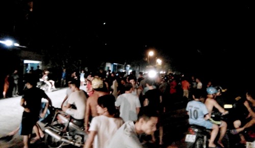 Hàng trăm người dân vây kín hiện trường, đòi cảnh sát làm rõ nhóm cảnh sát liên quan. Ảnh: Lam Sơn