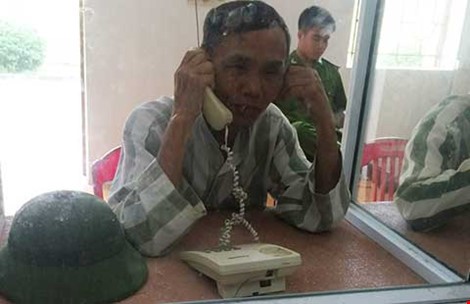  Ông Trần Văn Vót đang trò chuyện với con gái Trần Thị Chi. (Ảnh do gia đình ông Vót cung cấp)