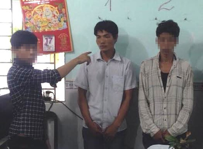 Đối tượng Phạm Văn Nhỏ (đứng giữa) và 2 đồng phạm liên quan đến vụ tống tiền trụ trì chùa trên địa bàn huyện Nhà Bè, TPHCM