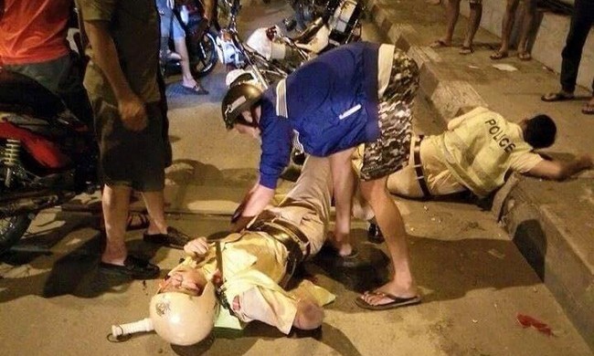 Hình ảnh 2 CSGT bị thương nằm bất động trên đường lan truyền chóng mặt trên mạng xã hội. Ảnh: Facebook