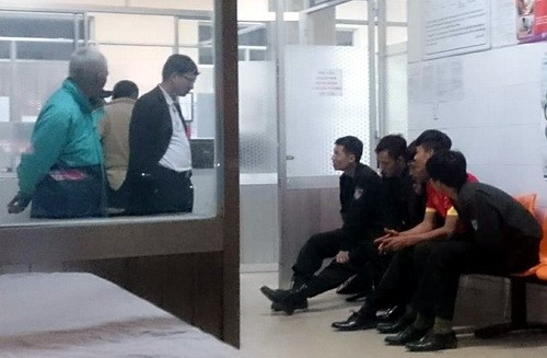 Các chiến sĩ cảnh sát cơ động bị thương được đưa vào Bệnh viện đa khoa Lâm Đồng cấp cứu. Ảnh: Khánh Hương