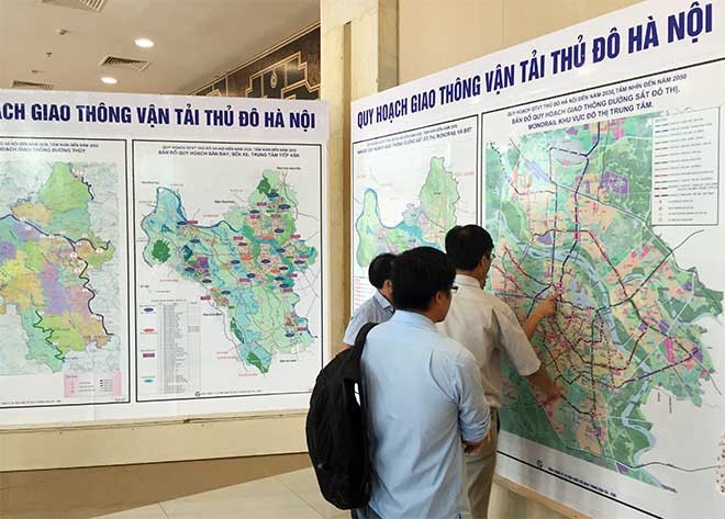 Người dân tìm hiểu về quy hoạch giao thông Hà Nội