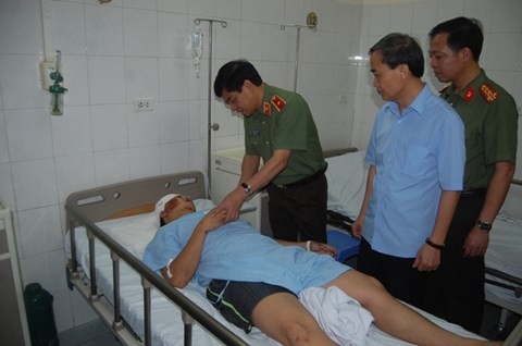 Thiếu tướng Đoàn Duy Khương thăm Thiếu tá Tạ Trọng Bình tại Bệnh viện Việt Đức