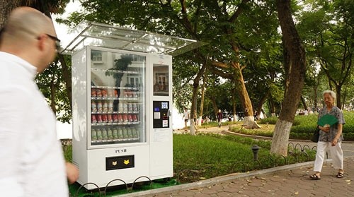 Kể từ ngày 1/9 vừa qua, 5 chiếc máy bán hàng tự động đã được lắp đặt xung quanh phố đi bộ Hồ Gươm nhằm phục vụ nhu cầu mua sắm đồ uống của du khách. Sự có mặt của những chiếc máy bán hàng tự động lần đầu tiên ở Hà Nội đã khiến nhiều du khách thích thú