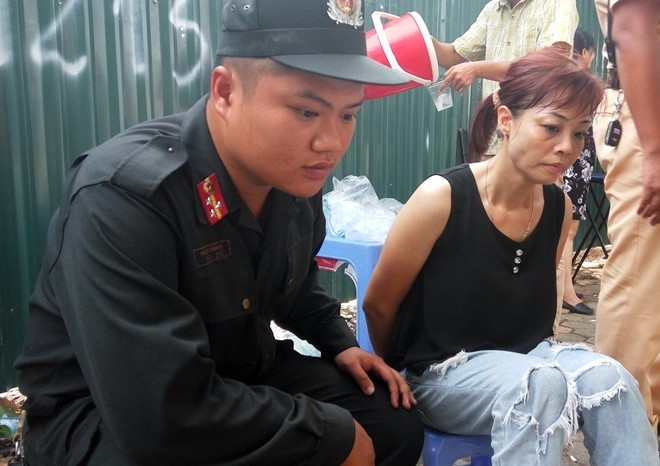 Nữ nghi phạm 42 tuổi bị giữ lại để làm rõ hành vi tàng trữ ma túy. Ảnh: Hoàng Lam