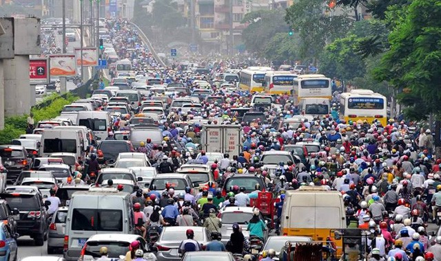 Áp lực giao thông hàng ngày ở Hà Nội rất lớn, nếu không có biện pháp xử lý dứt điểm, thời gian tới sẽ có hàng nghìn xe taxi ngoại tỉnh tiếp tục về Hà Nội hoạt động. Ảnh minh họa: Trần Văn
