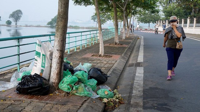 Hồ Tây từ xa xưa đã là thắng cảnh nổi tiếng đất Hà Thành với không gian mặt nước rộng hơn 500ha, được ví như lá phổi của Thủ đô. Nhưng những đống rác hôi thối được người dân xả bừa bãi bên con đường ven hồ làm xấu cảnh quan, gây ô nhiễm. Trong ảnh là một 