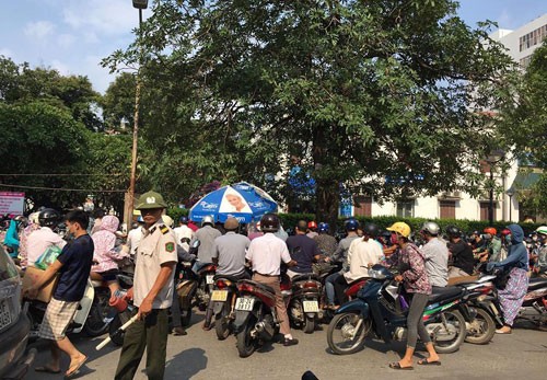 Bãi giữ xe máy lớn nhất của Bệnh viện Bạch Mai đóng cửa gây hỗn loạn khi nhiều người không thể tìm được chỗ gửi xe