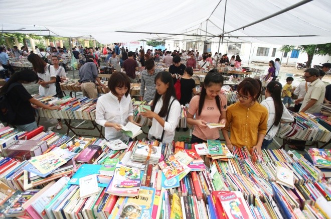 Không gian sách cũ Hà Nội được tổ chức mỗi tháng một lần vào hai ngày cuối tuần tại góc nhỏ khuôn viên Đại học Văn hoá