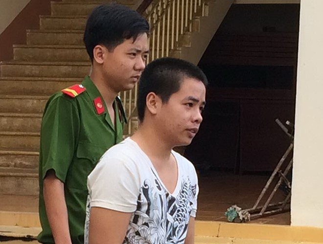 Cảnh sát đưa Linh về trại giam. Ảnh: CTV