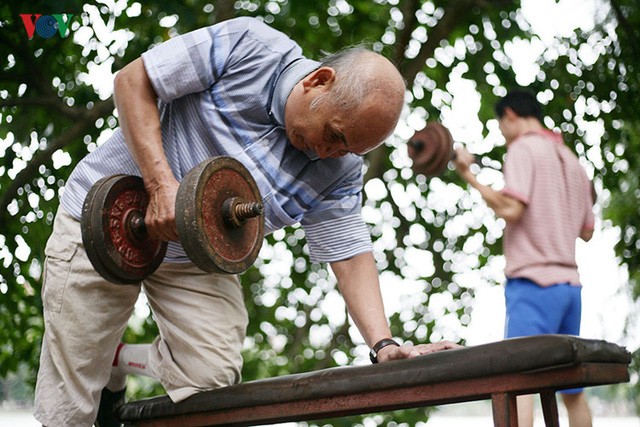 Khoảng 3-4 năm trở lại đây, ông Côn - hiện 76 tuổi nhà ở khu phố cổ gần hồ Hoàn Kiếm thường xuyên tham gia tập thể hình cùng CLB thể hình ven hồ