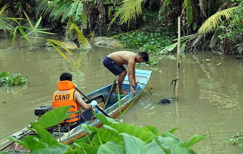 Thi thể người đàn ông nổi dưới nhánh sông Sài Gòn. Ảnh: Nguyệt Triều