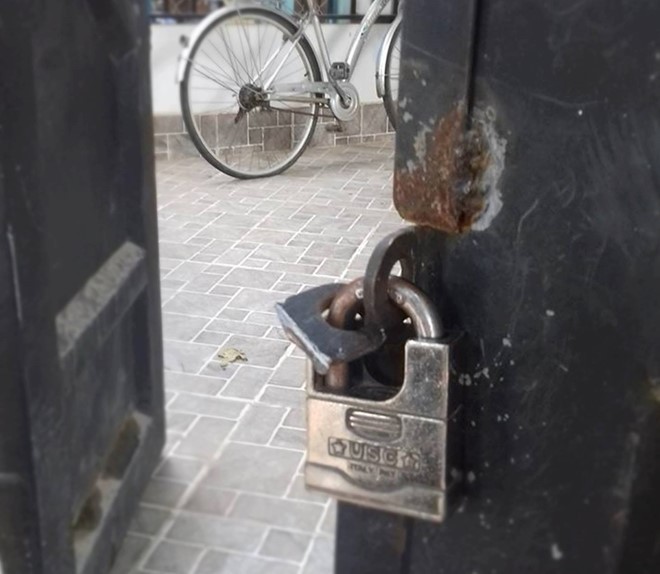 Bọn trộm đã cắt cổng khóa để đột nhập vào nhà. Ảnh : Phương Nam