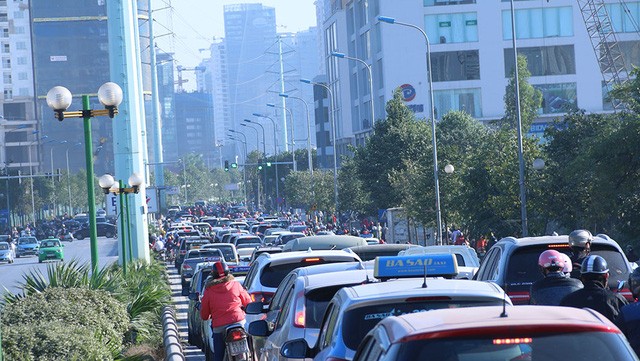 Theo Sở GTVT Hà Nội, xe buýt nhanh (BRT) tuyến Kim Mã - Yên Nghĩa sẽ chính thức đi vào hoạt động từ 15/12 với tần suất 5 phút/lượt xe. Tổng chiều dài toàn tuyến là 14km, dự kiến xe đi trong khoảng 40 - 45 phút. Tuy nhiên, theo ghi nhận của phóng viên Dân 