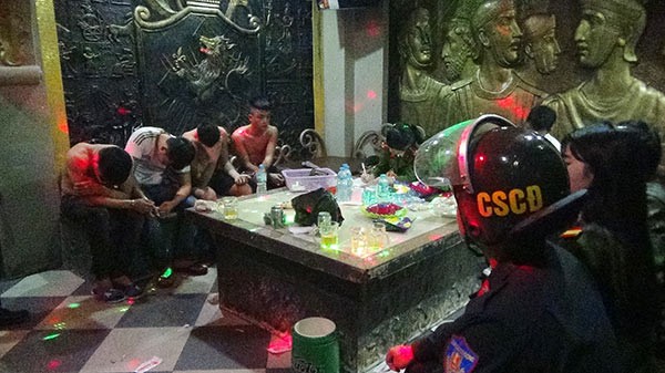  “Đột kích” quán karaoke phát hiện 15 đối tượng đang “phê” ma túy