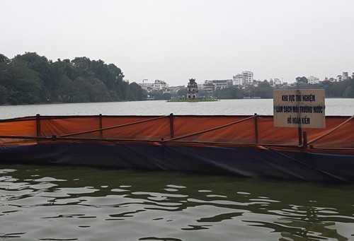 Thành phố Hà Nội thử nghiệm làm sạch nước hồ Gươm bằng chế phẩm Redoxy - 3C