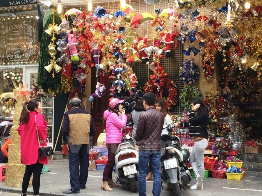 Đa dạng các sản phẩm trang trí lung linh, đẹp mắt được bày bán, thu hút đông đảo người mua sắm dịp Noel tại phố Hàng Mã. (Ảnh: Thanh Tâm/Vietnam+)