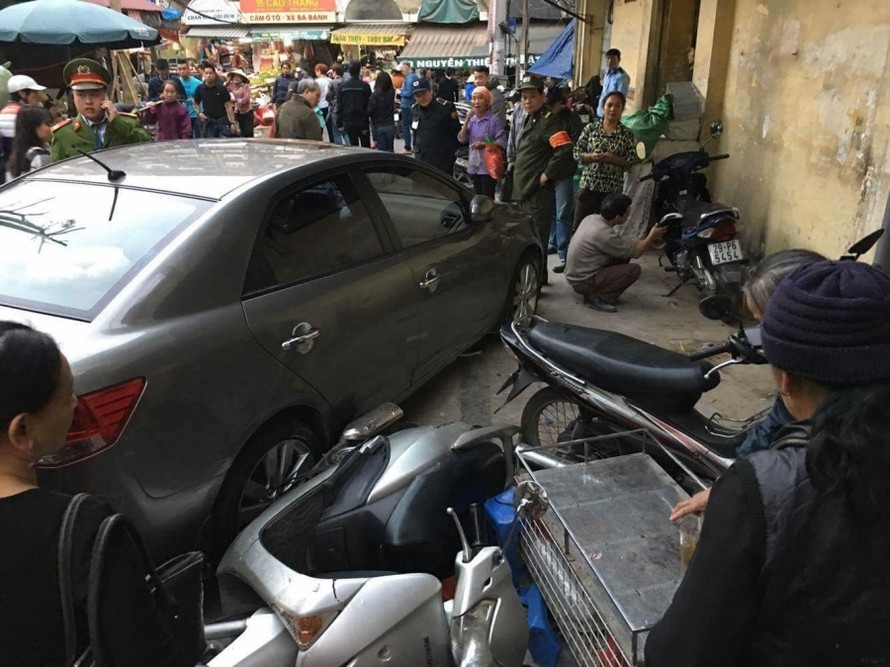 Chiếc ô tô gây tai nạn gần chợ Đồng Xuân