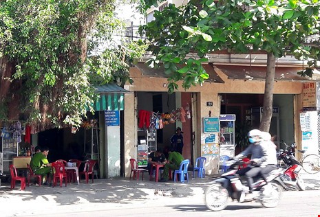 CQĐT lấy lời khai nhân chứng trước cổng Trường THCS Nguyễn Du