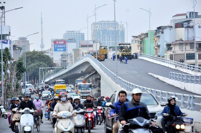 Cầu Vượt Ô Đông Mác – Nguyễn Khoái được khởi công xây dựng vào ngày 29/5/2016 và dự kiến thông xe vào ngày 26/12, sau gần 7 tháng thi công liên tục. Đây được xem là một trong những công trình có thời gian hoàn thành kỷ lục, nhanh chóng so với tiến độ đề r