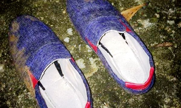 Đôi giày vải của nạn nhân mang khi tử vong