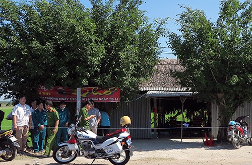 Cảnh sát khám nghiệm hiện trường quán cà phê có hai vợ chồng tử vong