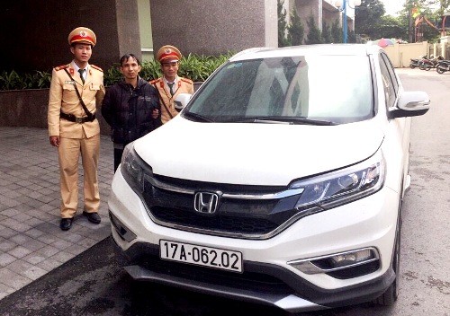 Đặng Xuân Đông bị cảnh sát giao thông Quảng Ninh bắt giữ cùng tang vật trộm cắp ôtô Honda CRV