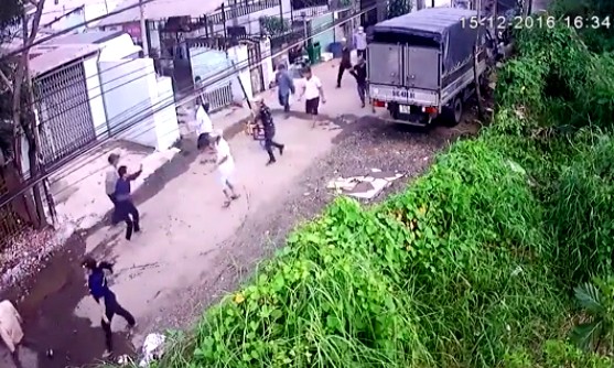 Camera ghi hình nhóm giang hồ đánh công nhân ở Sài Gòn